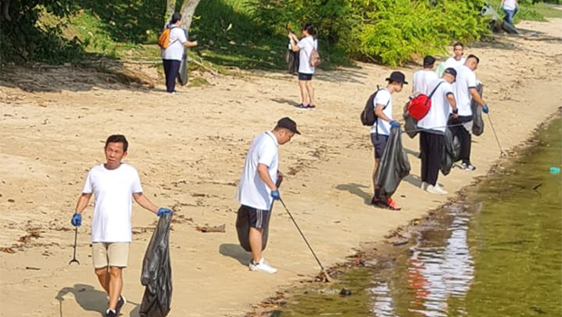 Survitec Singapore Pick Litter Around Sembawang Beach